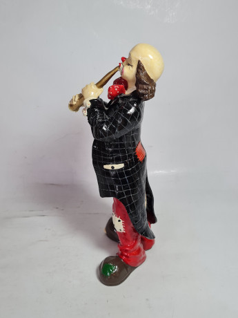 Фигурка винтажная Gilde "Клоун в красном-черном костюме с флейтой", керамика, 26x11 см, Германия, 1960-1970гг.