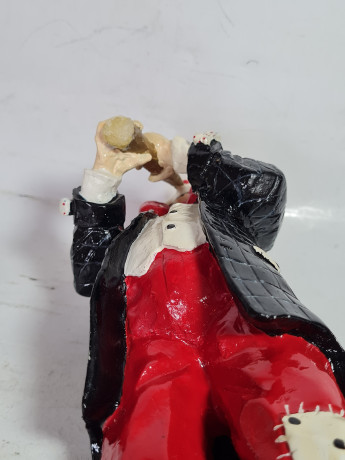 Фигурка винтажная Gilde "Клоун в красном-черном костюме с флейтой", керамика, 26x11 см, Германия, 1960-1970гг.