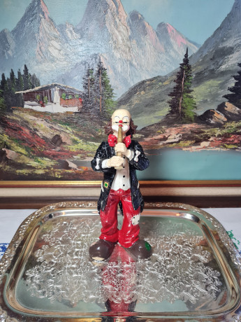 Фигурка винтажная Gilde "Клоун в красном-черном костюме с флейтой", керамика, 26x11 см, Германия, 1960-1970гг.