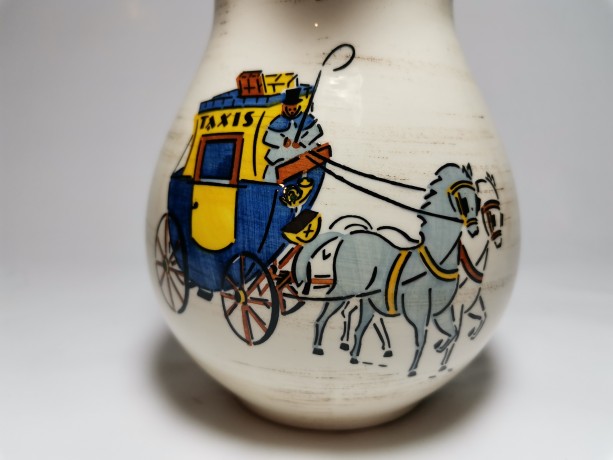 Schramberg, Шрамберг Винтажный керамический Кувшин с уникальным декором и изображением "Такси на лошадях" 14см х 9см, 1950г.