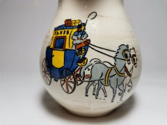 Schramberg, Шрамберг Винтажный керамический Кувшин с уникальным декором и изображением &quot;Такси на лошадях&quot; 14см х 9см, 1950г.