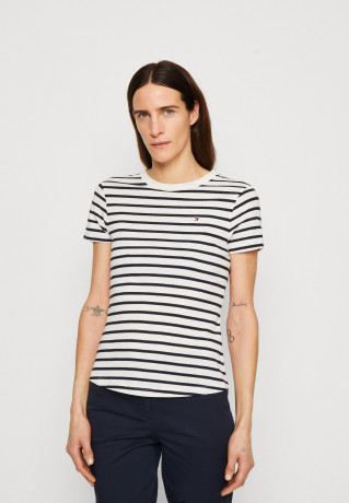 Tommy Hilfiger 1985 C NK SS Basic T-shirt white/desert sky 1985 C NK SS — базовая футболка белое/пустынное небо