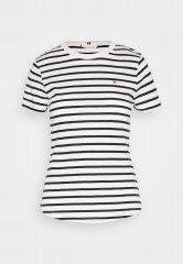 Tommy Hilfiger 1985 C NK SS Basic T-shirt white/desert sky 1985 C NK SS — базовая футболка белое/пустынное небо