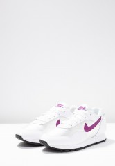 Nike Sportswear OUTBURST Sneaker low white/bright grape/black OUTBURST Низкие кроссовки женские белый/светлый виноградный/черный