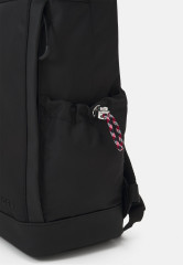 Tommy Hilfiger TECH ESSENTIAL ROLLTOP BACKPACK UNISEX Rucksack black РЮКЗАК TECH ESSENTIAL ROLLTOP UNISEX Рюкзак черный