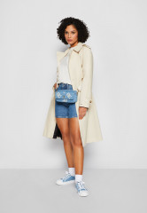 Tommy Hilfiger ICONIC CAMERA BAG Across body bag denim ICONIC CAMERA BAG Сумка через плечо джинсовая ткань