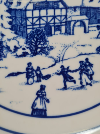 Тарелка декоративная винтажная Hutschenreuther "Зимний дворик с катком" с синим принтом, фарфор, 20 см, Германия, 1960-70гг.