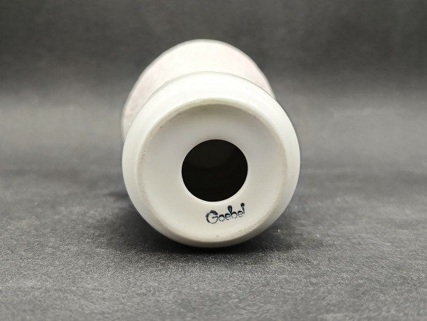 Ваза миниатюрная винтажная Goebel в бежево-розовых тонах, с объемным цветочным декором по краю, фарфор, 8 х 7 см, Германия, 1970-80гг.