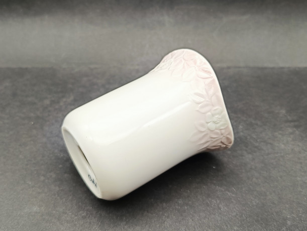 Ваза миниатюрная винтажная Goebel в бежево-розовых тонах, с объемным цветочным декором по краю, фарфор, 8 х 7 см, Германия, 1970-80гг.