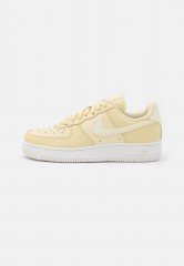 Nike Sportswear AIR FORCE 1 07 Sneaker low lemon drop/coconut milk/summit white AIR FORCE 1 07 Низкие кроссовки женские лимонная капля/кокосовое молоко/белая вершина