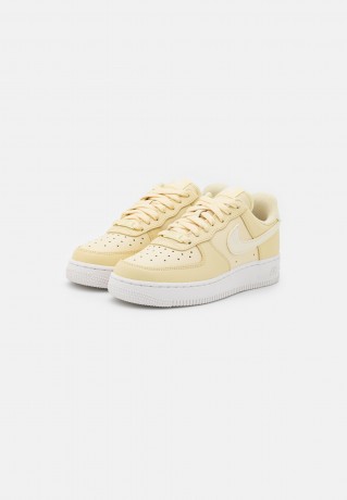 Nike Sportswear AIR FORCE 1 07 Sneaker low lemon drop/coconut milk/summit white AIR FORCE 1 07 Низкие кроссовки женские лимонная капля/кокосовое молоко/белая вершина