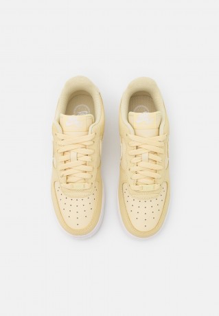 Nike Sportswear AIR FORCE 1 07 Sneaker low lemon drop/coconut milk/summit white AIR FORCE 1 07 Низкие кроссовки женские лимонная капля/кокосовое молоко/белая вершина