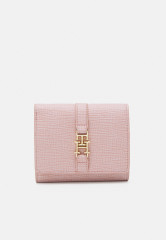 Tommy Hilfiger PLUSH FLAP WALLET Wallet soothing pink КОШЕЛЕК С ПЛЮШЕВЫМ КЛАПАНОМ Бумажник успокаивающий розовый
