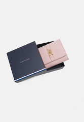 Tommy Hilfiger PLUSH FLAP WALLET Wallet soothing pink КОШЕЛЕК С ПЛЮШЕВЫМ КЛАПАНОМ Бумажник успокаивающий розовый