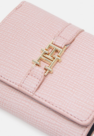 Tommy Hilfiger PLUSH FLAP WALLET Wallet soothing pink КОШЕЛЕК С ПЛЮШЕВЫМ КЛАПАНОМ Бумажник успокаивающий розовый