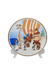 Тарелка детская винтажная Kamla GDR / Langenbach &quot;Викинги у драккара&quot;, в коричнево-золотистых тонах, фарфор, 19,5 см, ГДР, 1981 г.