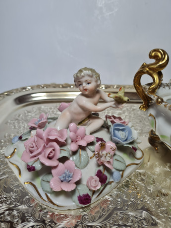 Шкатулка-бонбоньерка винтажная в стиле Sitzendorf "Мальчик с бабочкой", стиль рококо, позолоченные ручки, 12 x 19 х 16,5 см, Германия, 1900гг.