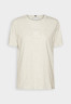 Tommy Hilfiger APPLIQUE Print T-shirt heathered oatmilk APPLIQUE Футболка с принтом овсяное молоко