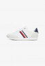 Tommy Hilfiger ESSENTIAL SIGNATURE TAPE RUNNER Trainers white ESSENTIAL SIGNATURE TAPE RUNNER — кроссовки белый