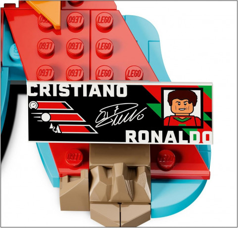 LEGO Editions CR7 Cristiano Ronaldo Конструктор Криштиану Роналду CR7 Football Highlights (Дания), 325 деталей, коллекционная модель с минифигуркой, футбольный декор