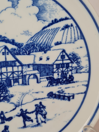 Тарелка декоративная винтажная Hutschenreuther "Зимний дворик с катком" с синим принтом, фарфор, 20 см, Германия, 1960-70гг.