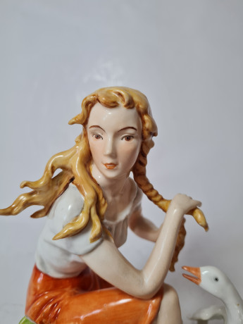 Kaiser AK Винтажная фарфоровая статуэтка "Девушка с лебедем", ручная роспись, 16,5см x 16см, Германия, 1960-70гг.