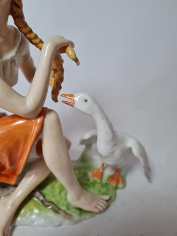 Kaiser AK Винтажная фарфоровая статуэтка "Девушка с лебедем", ручная роспись, 16,5см x 16см, Германия, 1960-70гг.