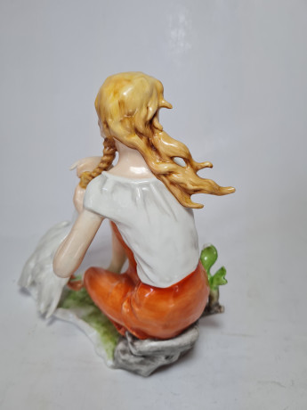 Kaiser AK Винтажная фарфоровая статуэтка "Девушка с лебедем", ручная роспись, 16,5см x 16см, Германия, 1960-70гг.
