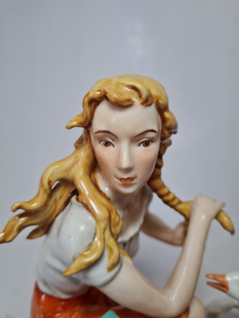 Kaiser AK Винтажная фарфоровая статуэтка "Девушка с лебедем", ручная роспись, 16,5см x 16см, Германия, 1960-70гг.