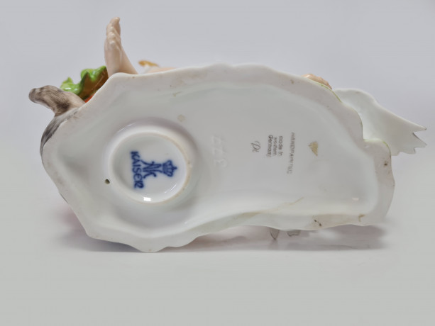 Kaiser AK Винтажная фарфоровая статуэтка "Девушка с лебедем", ручная роспись, 16,5см x 16см, Германия, 1960-70гг.