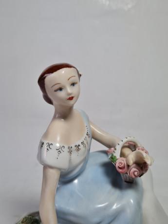 Статуэтка винтажная Alba Iulia "Девушка с цветами", фарфор, 16 см, Румыния, 1960-70гг.