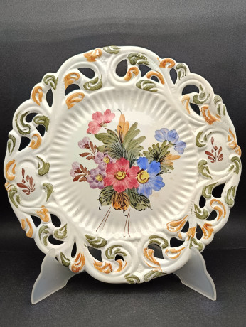Тарелка декоративная винтажная Bassano с цветочным декором, вырубной фарфор, майолика, 25 см, Италия, 1960-70гг.