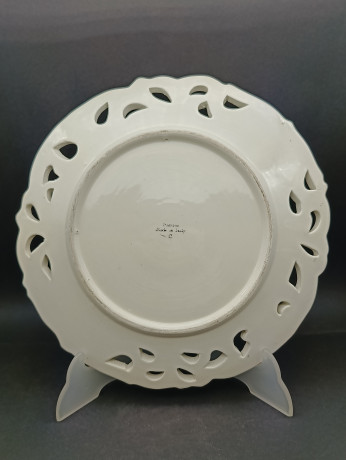 Тарелка декоративная винтажная Bassano с цветочным декором, вырубной фарфор, майолика, 25 см, Италия, 1960-70гг.