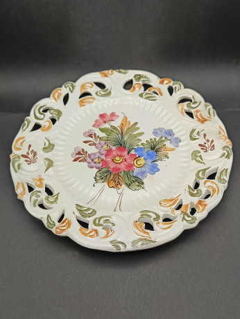 Тарелка декоративная винтажная Bassano с цветочным декором, вырубной фарфор, майолика, 25 см, Италия, 1960-70гг.