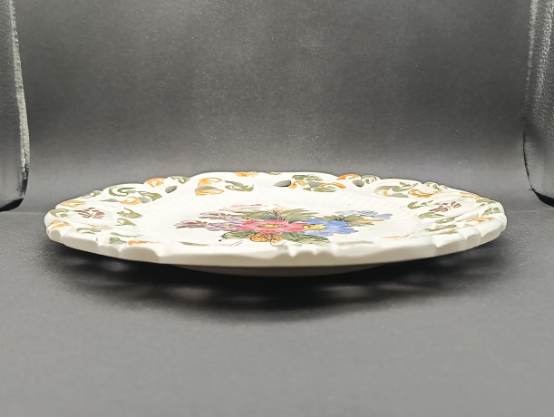 Тарелка декоративная винтажная Bassano с цветочным декором, вырубной фарфор, майолика, 25 см, Италия, 1960-70гг.
