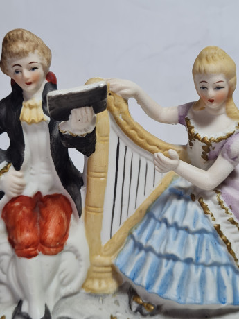 Статуэтка винтажная Dresden Im Stil "Музыканты с арфой", 12 x 5 x 12 см, Германия, 1960-1970гг.