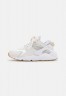 Nike Sportswear AIR HUARACHE Sneaker low phantom/white/fossil/light brown/black AIR HUARACHE Низкие кроссовки женские фантом/белый/ископаемый/светло-коричневый/черный