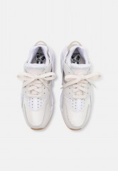 Nike Sportswear AIR HUARACHE Sneaker low phantom/white/fossil/light brown/black AIR HUARACHE Низкие кроссовки женские фантом/белый/ископаемый/светло-коричневый/черный