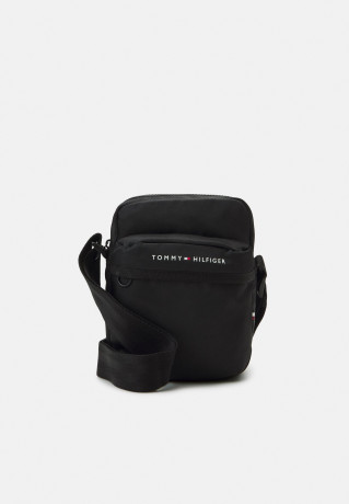 Tommy Hilfiger SKYLINE MINI REPORTER UNISEX Across body bag black SKYLINE MINI REPORTER UNISEX Сумка через плечо черный