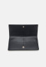 Tommy Hilfiger CASUAL LARGE WALLET Wallet black ПОВСЕДНЕВНЫЙ БОЛЬШОЙ КОШЕЛЕК Бумажник черный