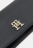 Tommy Hilfiger CASUAL LARGE WALLET Wallet black ПОВСЕДНЕВНЫЙ БОЛЬШОЙ КОШЕЛЕК Бумажник черный