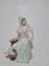 Статуэтка винтажная среднего размера Alba-Iulia "Девушка в розово-зеленом платье, кормящая голубей", фарфор, 18 х 17 см, Румыния 1970-80гг.
