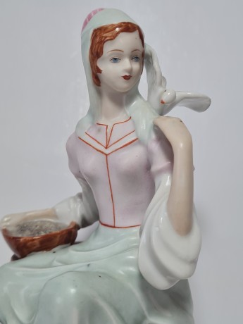 Статуэтка винтажная среднего размера Alba-Iulia "Девушка в розово-зеленом платье, кормящая голубей", фарфор, 18 х 17 см, Румыния 1970-80гг.