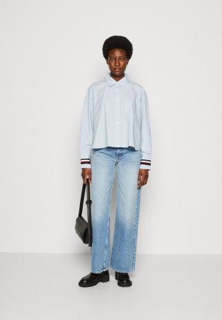 Tommy Hilfiger CROP OVERSIZED GLOBAL SHIRT  Button-down blouse breezy blue РУБАШКА CROP OVERSIZED GLOBAL Блузка на пуговицах свежий синий