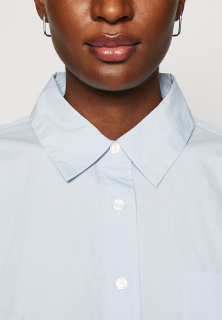 Tommy Hilfiger CROP OVERSIZED GLOBAL SHIRT  Button-down blouse breezy blue РУБАШКА CROP OVERSIZED GLOBAL Блузка на пуговицах свежий синий