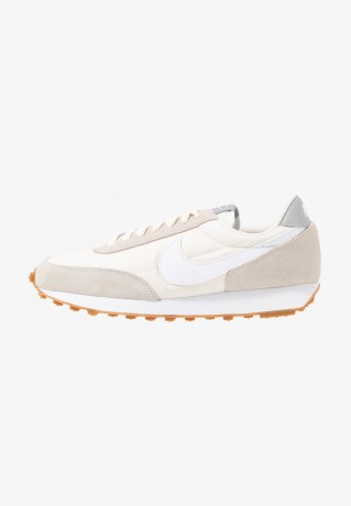 Nike Sportswear DAYBREAK Sneaker low summit white/white/pale ivory/light smoke grey/med brown DAYBREAK Низкие кроссовки женские вершина белый/белый/светлая слоновая кость/светло-серый дым/средне-коричневый
