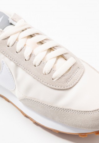 Nike Sportswear DAYBREAK Sneaker low summit white/white/pale ivory/light smoke grey/med brown DAYBREAK Низкие кроссовки женские вершина белый/белый/светлая слоновая кость/светло-серый дым/средне-коричневый