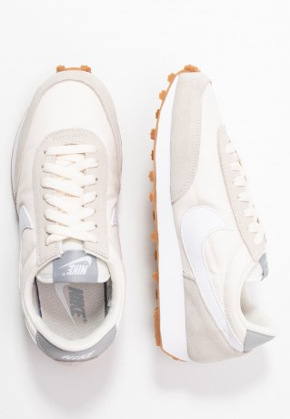 Nike Sportswear DAYBREAK Sneaker low summit white/white/pale ivory/light smoke grey/med brown DAYBREAK Низкие кроссовки женские вершина белый/белый/светлая слоновая кость/светло-серый дым/средне-коричневый