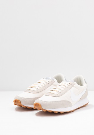 Nike Sportswear DAYBREAK Sneaker low summit white/white/pale ivory/light smoke grey/med brown DAYBREAK Низкие кроссовки женские вершина белый/белый/светлая слоновая кость/светло-серый дым/средне-коричневый