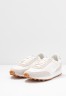 Nike Sportswear DAYBREAK Sneaker low summit white/white/pale ivory/light smoke grey/med brown DAYBREAK Низкие кроссовки женские вершина белый/белый/светлая слоновая кость/светло-серый дым/средне-коричневый